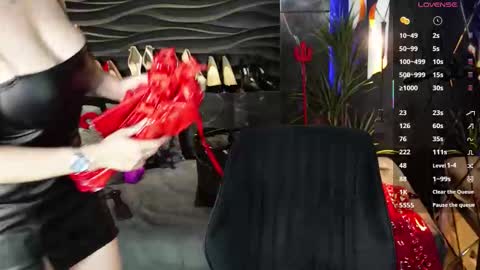 Snapshot of mistress_darsy chatting on 10.05.25 Darsy online show from 10.05.25