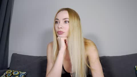 Snapshot of mistress_milana chatting on 10.10.25 Milana online show from 10.10.25
