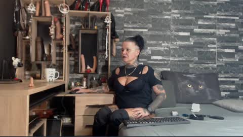 Snapshot of mistress_mirybossy chatting on 12.14.24 Mistress Mirybossy online show from 12.14.24