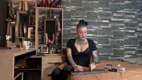 Snapshot of mistress_mirybossy chatting on 01.12.25 Mistress Mirybossy online show from 01.12.25