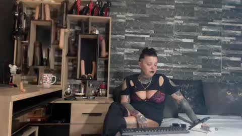 Snapshot of mistress_mirybossy chatting on 02.12.25 Mistress Mirybossy online show from 02.12.25