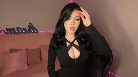 Mia online show from 10.25.25