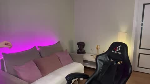 Mia online show from 12.05.25