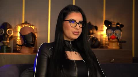 Snapshot of mistresskellykent chatting on 02.12.26 Mistress Kelly online show from 02.12.26