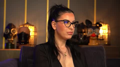 Snapshot of mistresskellykent chatting on 03.06.26 Mistress Kelly online show from 03.06.26