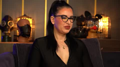 Snapshot of mistresskellykent chatting on 03.08.26 Mistress Kelly online show from 03.08.26