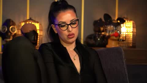 Snapshot of mistresskellykent chatting on 03.08.26 Mistress Kelly online show from 03.08.26