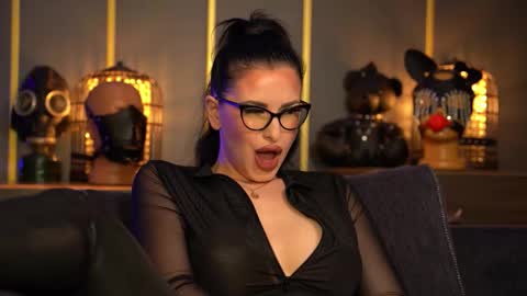 Snapshot of mistresskellykent chatting on 03.08.26 Mistress Kelly online show from 03.08.26