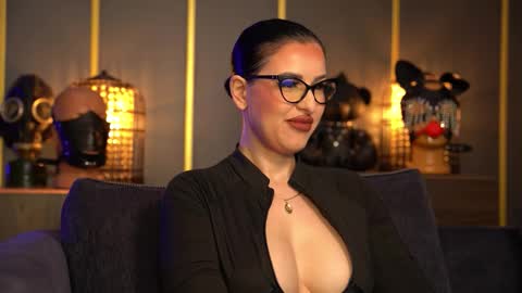 Snapshot of mistresskellykent chatting on 03.12.26 Mistress Kelly online show from 03.12.26