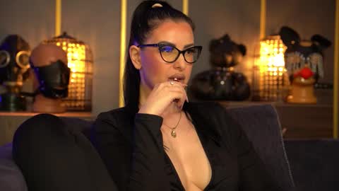 Snapshot of mistresskellykent chatting on 03.21.26 Mistress Kelly online show from 03.21.26