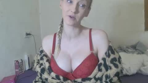 Snapshot of mistressmilly32 chatting on 02.03.26 mistressmilly32 online show from 02.03.26