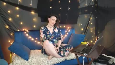 Snapshot of mistressquynnxo chatting on 12.17.25 Mistress Quynn online show from 12.17.25