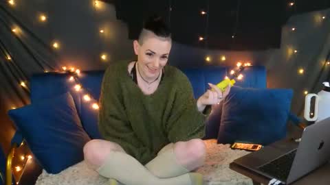 Snapshot of mistressquynnxo chatting on 01.12.26 Mistress Quynn online show from 01.12.26