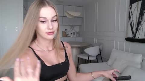 Snapshot of mistressuniverse chatting on 09.28.25 mistressuniverse online show from 09.28.25