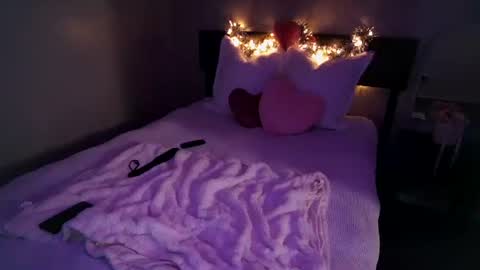 Snapshot of mmmmmwah chatting on 02.15.26 Angel online show from 02.15.26