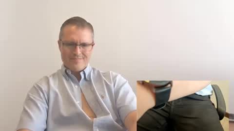 Snapshot of moe_001 chatting on 12.16.25 Moe online show from 12.16.25