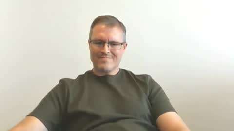 Snapshot of moe_001 chatting on 12.19.25 Moe online show from 12.19.25