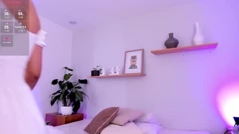 M o L l i E  online show from 02.21.25