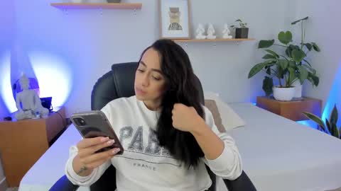 M o L l i E  online show from 02.24.25