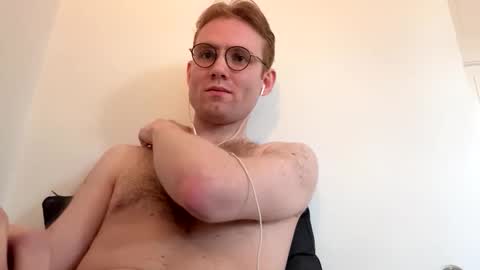 Snapshot of molliter chatting on 11.04.25 molliter online show from 11.04.25