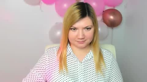 Snapshot of molly_moree chatting on 02.19.25 Molly online show from 02.19.25
