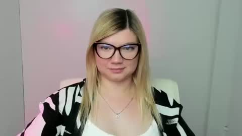Snapshot of molly_moree chatting on 09.21.25 Molly online show from 09.21.25