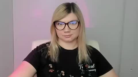 Snapshot of molly_moree chatting on 10.06.25 Molly online show from 10.06.25