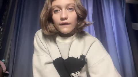 Snapshot of molly_poly chatting on 11.12.25 molly_poly online show from 11.12.25