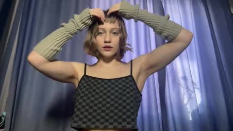 Snapshot of molly_poly chatting on 11.17.25 molly_poly online show from 11.17.25