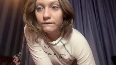 Snapshot of molly_poly chatting on 12.19.25 molly_poly online show from 12.19.25