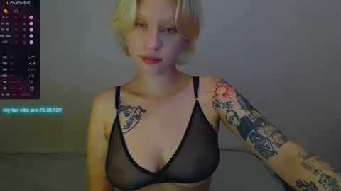 Snapshot of molly_smolly_ chatting on 09.20.25 lo online show from 09.20.25