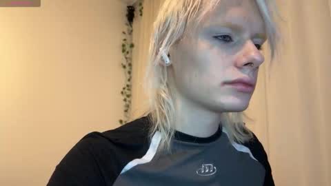 Snapshot of mollychloe chatting on 11.19.25 mollychloe online show from 11.19.25