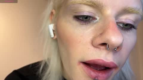 Snapshot of mollychloe chatting on 11.20.25 mollychloe online show from 11.20.25