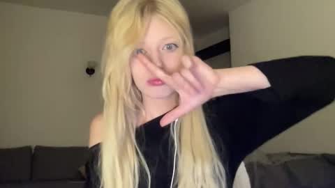 Snapshot of mollycodle chatting on 10.04.25 Goddess Katherine online show from 10.04.25