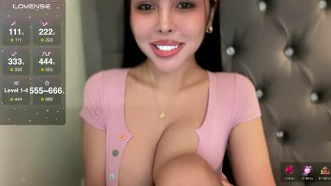 Snapshot of mollysky_smith chatting on 12.19.25 molly online show from 12.19.25