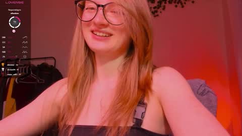 Snapshot of mollytucker chatting on 10.28.25 mollytucker online show from 10.28.25