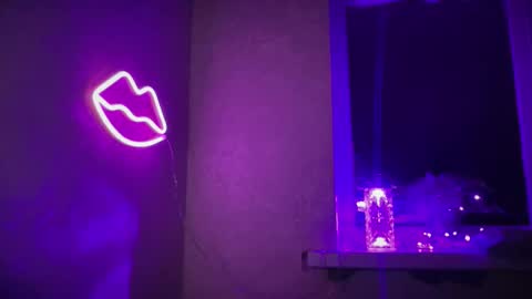 Snapshot of momiyaa chatting on 01.11.26 Rihanna online show from 01.11.26