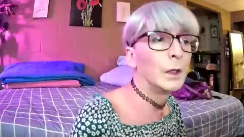 Snapshot of mommamadesissy chatting on 01.01.25 Bink online show from 01.01.25