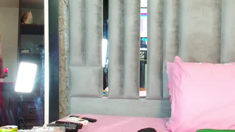 Snapshot of mommywebcam chatting on 12.14.25 DINAH online show from 12.14.25