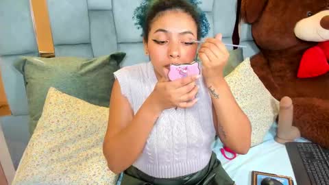 Snapshot of momo_ayasse chatting on 09.22.25 Momo online show from 09.22.25