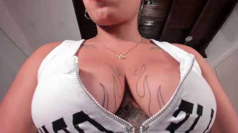 Snapshot of momo_ayasse chatting on 11.14.25 Momo online show from 11.14.25