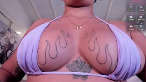 Snapshot of momo_ayasse chatting on 11.18.25 Momo online show from 11.18.25