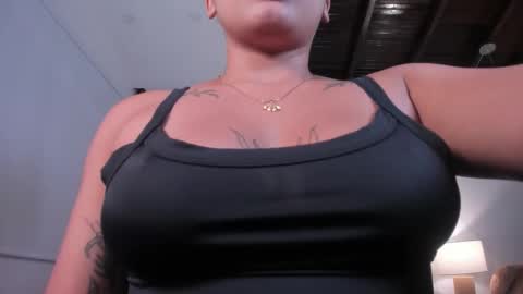 Snapshot of momo_ayasse chatting on 11.18.25 Momo online show from 11.18.25