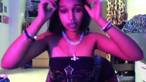 Snapshot of mon3ytr33 chatting on 12.09.24 mon3ytr33 online show from 12.09.24