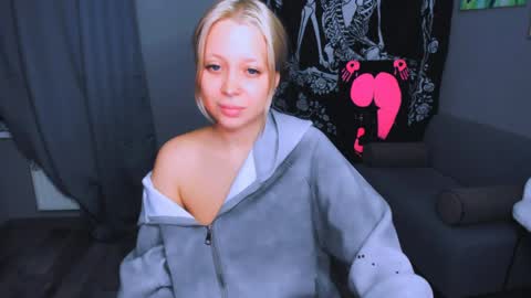 Snapshot of monalauu chatting on 04.30.26 online show from 04.30.26