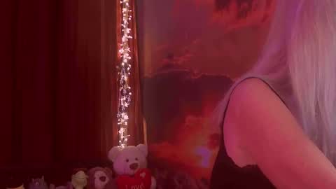 Snapshot of monicutex chatting on 11.27.25 Monika online show from 11.27.25