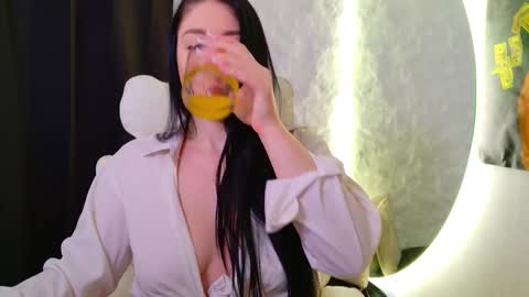 Snapshot of monique_a chatting on 11.26.25 Ask me online show from 11.26.25