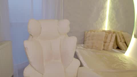 Snapshot of monique_a chatting on 12.21.25 Ask me online show from 12.21.25