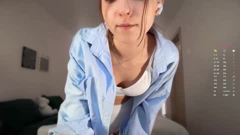 Snapshot of monnymoonn chatting on 10.29.25 Mary online show from 10.29.25