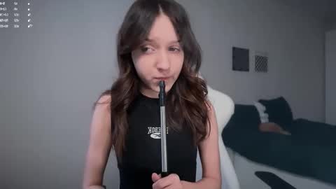 Snapshot of monnymoonn chatting on 11.11.25 Mary online show from 11.11.25